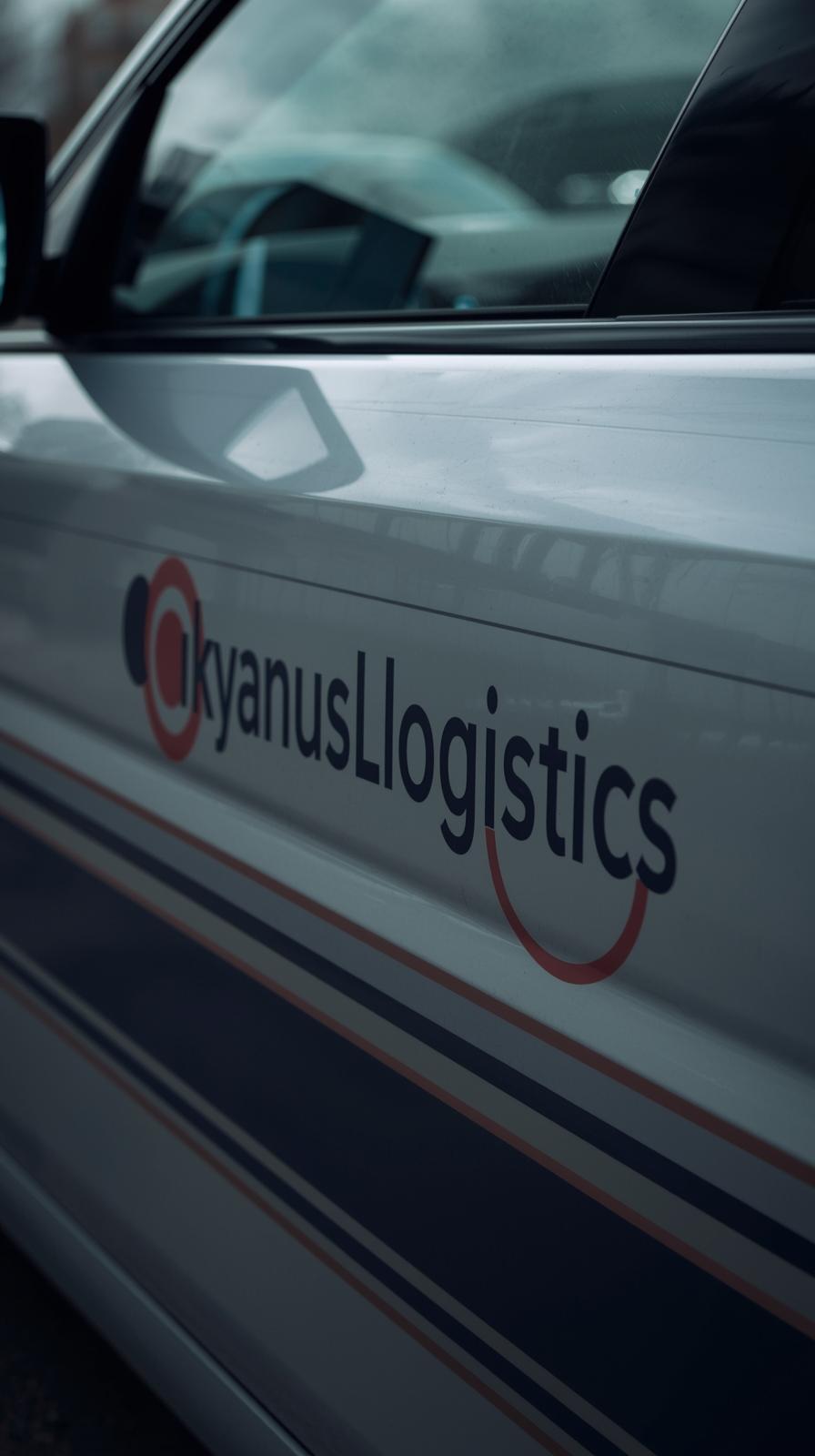 okyanuslogistics lütfen bu kelime aynı şekilde türkçe olarak arabanın üzerinde yazsın okunaklı olsun